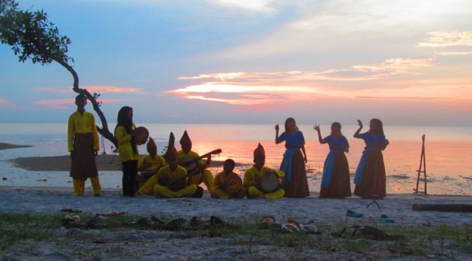 Senandung Laskar Pelangi di Pantai Tanjung Pendam